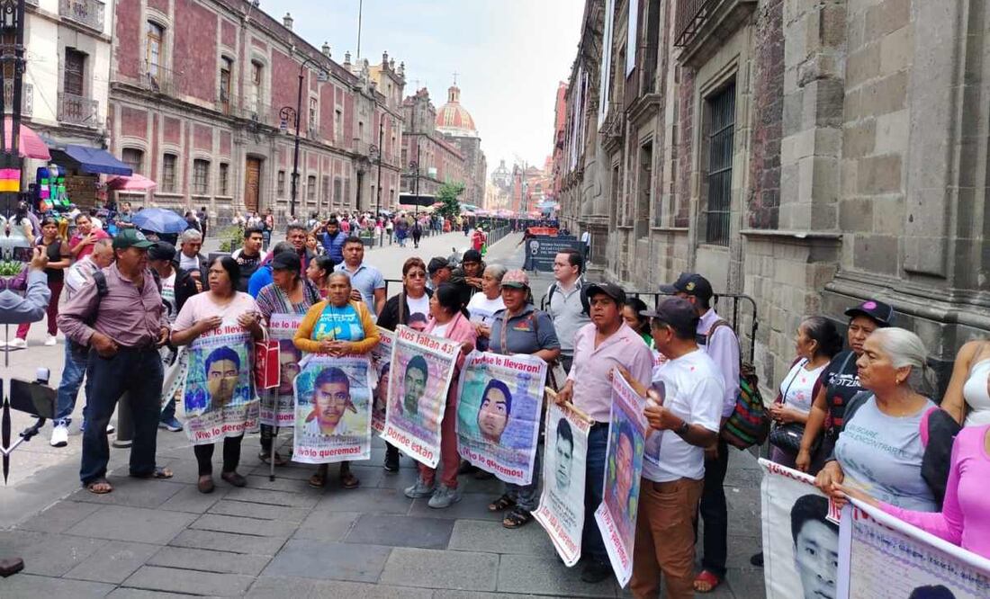 Padres y madres de los 43 normalistas de Ayotzinapa llegaron a Palacio Nacional. Foto: Eduardo Dina / EL UNIVERSAL.
