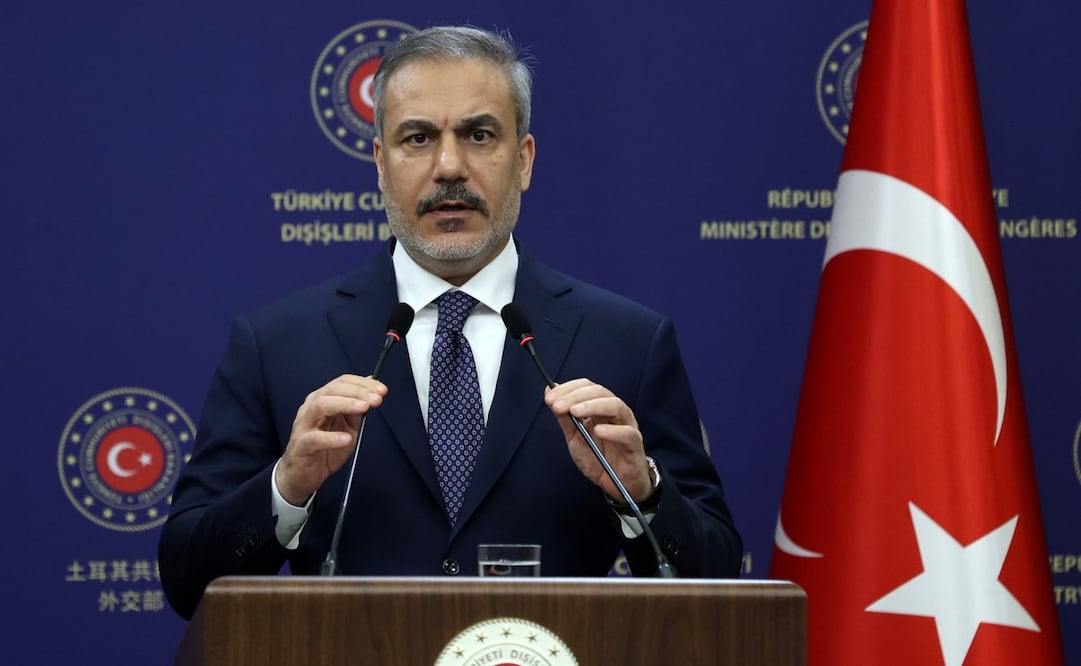 El ministro de Asuntos Exteriores de Turquía, Hakan Fidan, asiste a una conferencia de prensa conjunta con su homólogo egipcio tras su reunión en Ankara, Turquía, el 4 de febrero de 2025. Foto: EFE