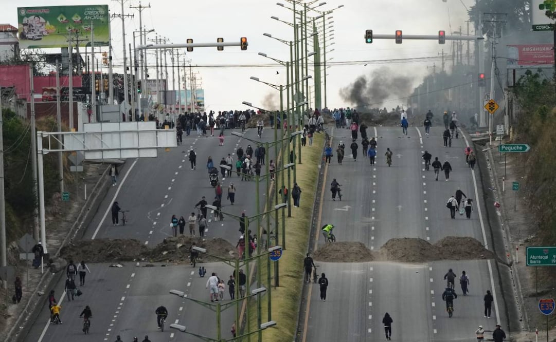 Manifestantes bloquean una carretera durante las protestas contra el aumento al precio del diésel tras los recortes en los subsidios al combustible por parte del gobierno del presidente Daniel Noboa. (28/09/25) Foto: AP