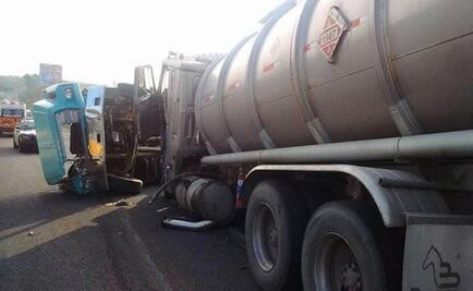 Tráiler choca contra camión en autopista Chamapa-Lechería 