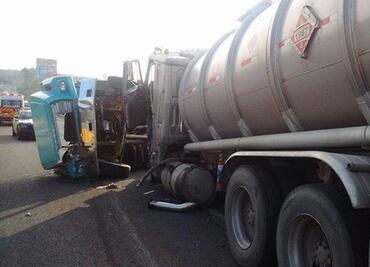 Tráiler choca contra camión en autopista Chamapa-Lechería