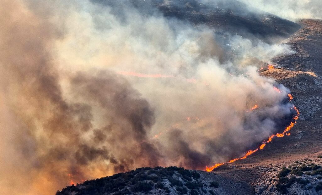 El fuego arrasa zonas boscosas entre Potamia y Pispilounta, en la isla de Quíos, en Grecia, el 12 de agosto de 2025. Foto: EFE