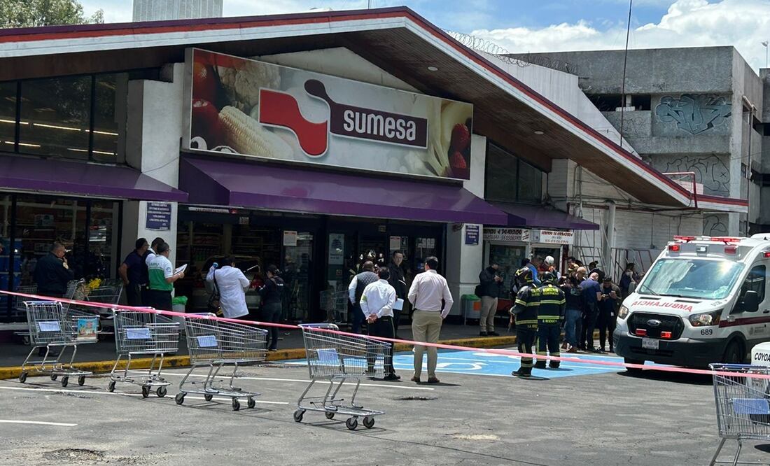 En el lugar, paramédicos de la CDMX atendieron a la mujer que se reportó estable. Foto: Iván Montaño. EL UNIVERSAL