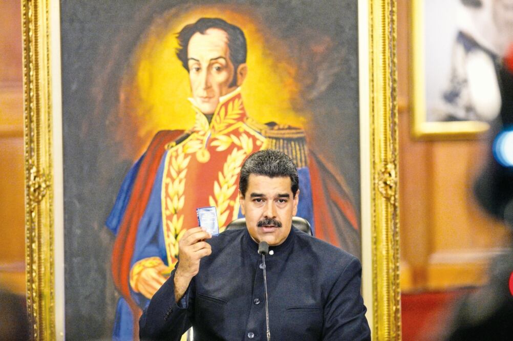 El presidente venezolano, Nicolás Maduro, durante una conferencia ayer en el Palacio de Miraflores, donde negó cualquier fraude en los comicios del domingo pasado. (BORIS VERGARA. XINHUA)