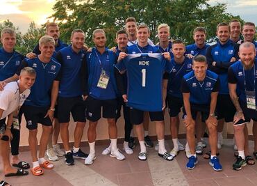 Islandia rinde homenaje al portero nigeriano con leucemia