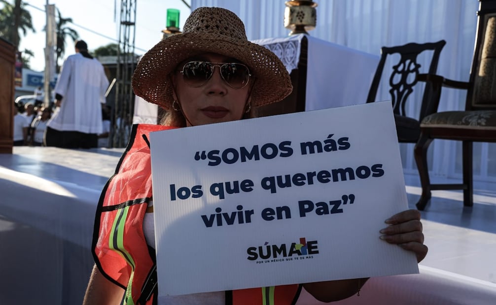 Ciudadanos de Sinaloa llevan carteles para exigir paz en el estado (13/09/2026). Foto: Gabriel Pano / EL UNIVERSAL