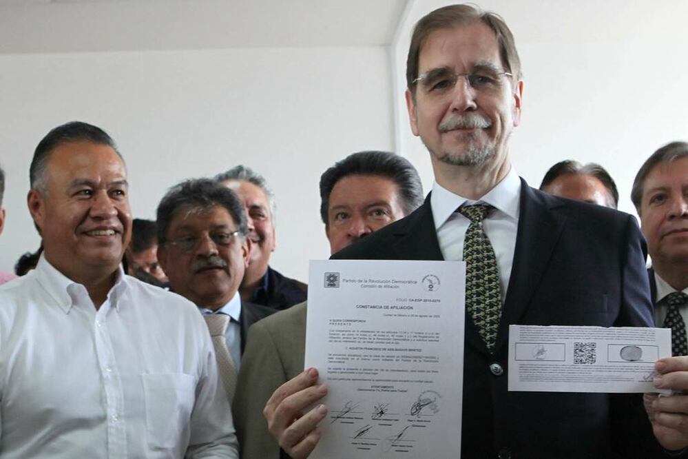 Las corrientes mayoritarias en el PRD perfilan al académico y diputado federal electo, Agustín Basave Benítez, como posible dirigente de ese partido, en relevo de Carlos Navarrete Ruiz