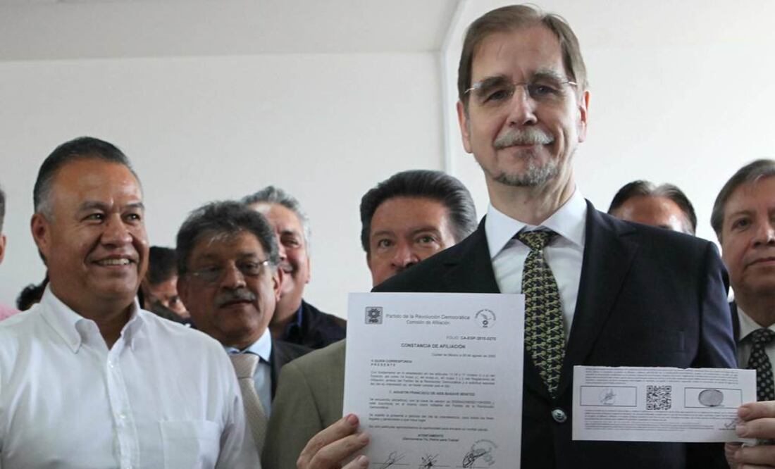 Las corrientes mayoritarias en el PRD perfilan al académico y diputado federal electo, Agustín Basave Benítez, como posible dirigente de ese partido, en relevo de Carlos Navarrete Ruiz