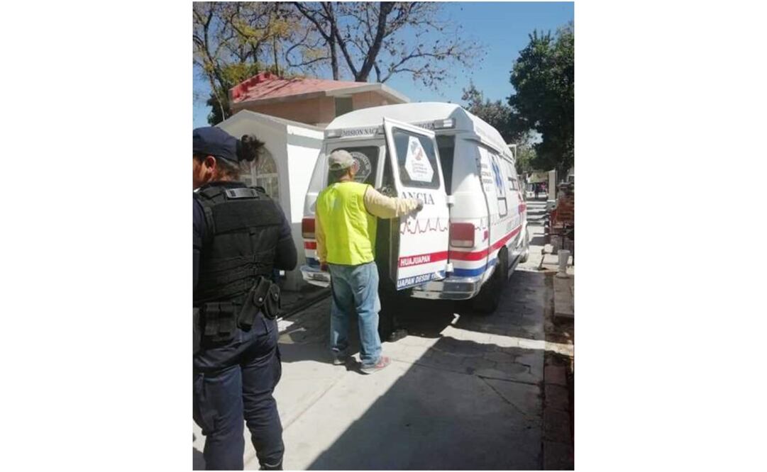 Paramédicos le brindaron los primeros auxilios y lo trasladaron a un hospital de ISSSTE para buscar injertarle los dedos. Foto: Especial