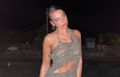 Dua Lipa muestra look con tanga hecha de pedrería como en los 2000