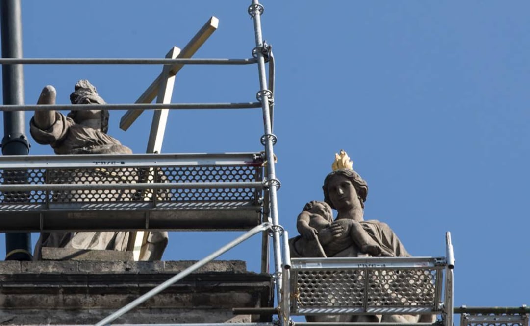 La "Fe" y la "Caridad" serán retiradas de la fachada con una grúa hidraúlica FOTO: CHRISTOPHER ROGEL / EL UNIVERSAL