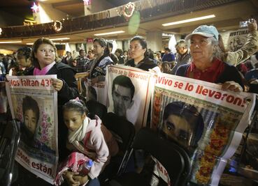Padres de los 43 reiteran petición de ver al Papa Francisco