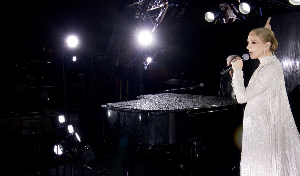 La canadiense Celine Dion actuando en la Torre Eiffel durante la ceremonia de apertura de los Juegos Olímpicos París 2024, en París, el 26 de julio de 2024.  Varios autores / AFP.