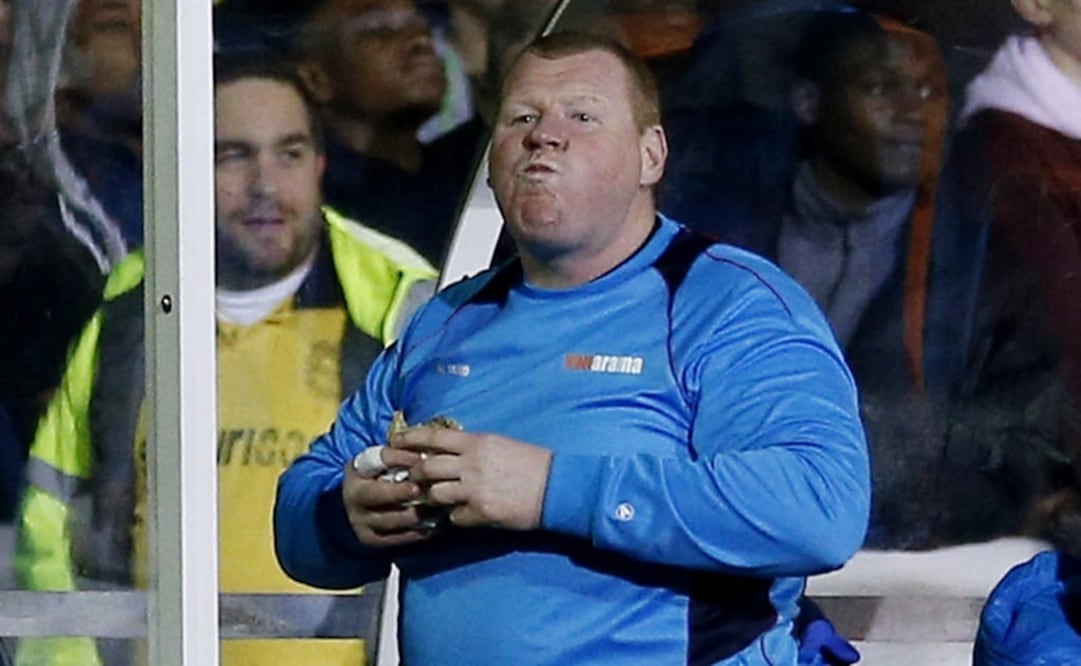 Wayne Shaw se come una torta en pleno juego entre el Sutton y el Arsenal. Reuters