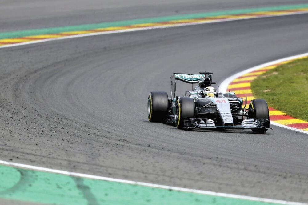 Lewis Hamilton no se vio inquietado en el circuito belga para obtener su sexto triunfo del año, en una carrera marcada por los errores de Williams y Ferrari (OLIVIER HOSLET. EFE)