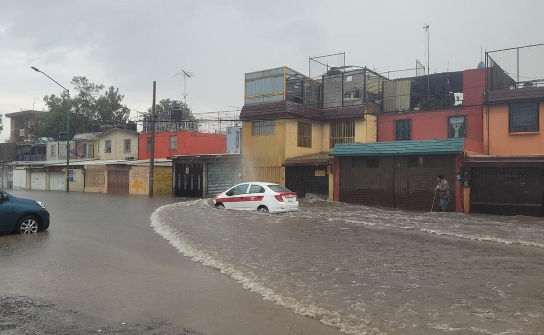 El agua rebasa el nivel de banqueta, movilizando al personal de Operagua y Protección Civil para atender la contingencia. Foto: Especial