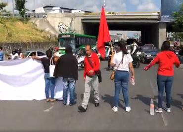 Jóvenes protestan y bloquean autopista de Cuernavaca-Morelos