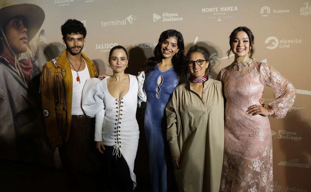 Elenco de "La Arriera" durante la inauguración del Festival Mix 2025.  |  Foto: Carlos Odín.