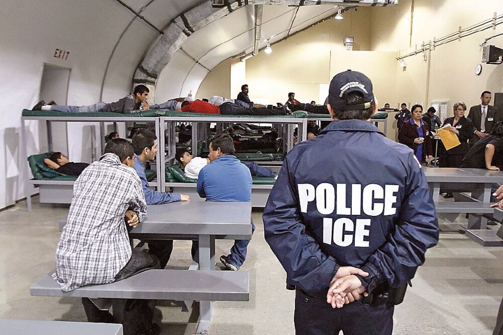 La proporción de inmigrantes en la población estadounidense cayó de un máximo histórico de 15.8% en enero a un 15.4% en junio, detalló el centro de investigación. Foto: (CORTESÍA ADUANAS E INMIGRACIÓN DE ESTADOS UNIDOS)