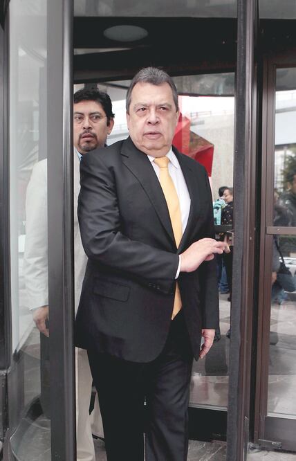 El ex gobernador de Guerrero, Ángel Aguirre, se reunió en el DF con integrantes de la Comisión Especial de Ayotzinapa. Atrás, el senador Sofío Ramírez (RAMÓN ROMERO. EL UNIVERSAL)