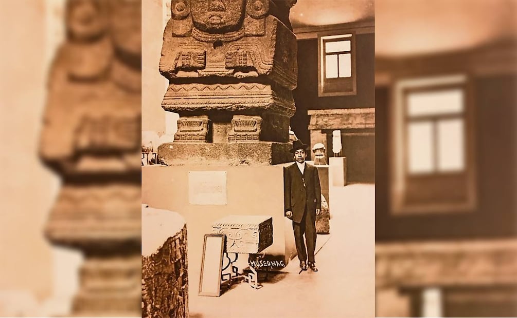 Porfirio Aguirre, de origen guerrerense, posa al lado de la Diosa del Agua de Teotihuacán, en el Museo Nacional. Foto: Especial