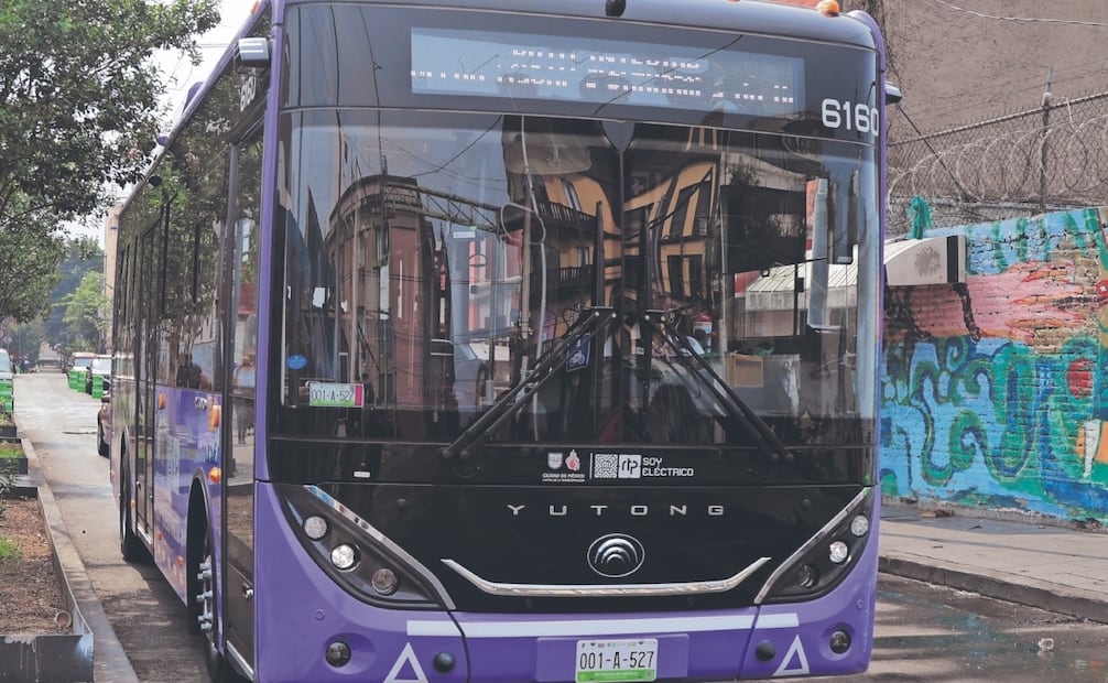 El Centrobús, operado por RTP que tiene unidades verdes, es morado. Foto: Carlos Mejía/ EL UNIVERSAL