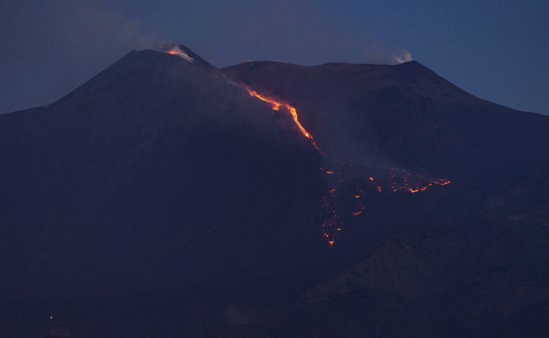 El Etna entró en erupción el pasado domingo, cuando surgieron fuentes de lava y una densa nube de cenizas en el lado sureste, aunque la situación volvió a la normalidad a las pocas horas. Foto: AP