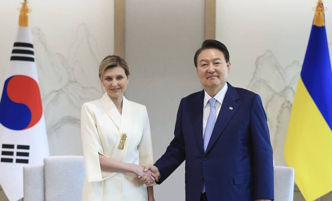 El presidente de Corea del Sur, Yoon Suk Yeol, a la derecha, le da la mano a la primera dama de Ucrania, Olena Zelenska, esposa del presidente Volodimir Zelensky. Foto: AP