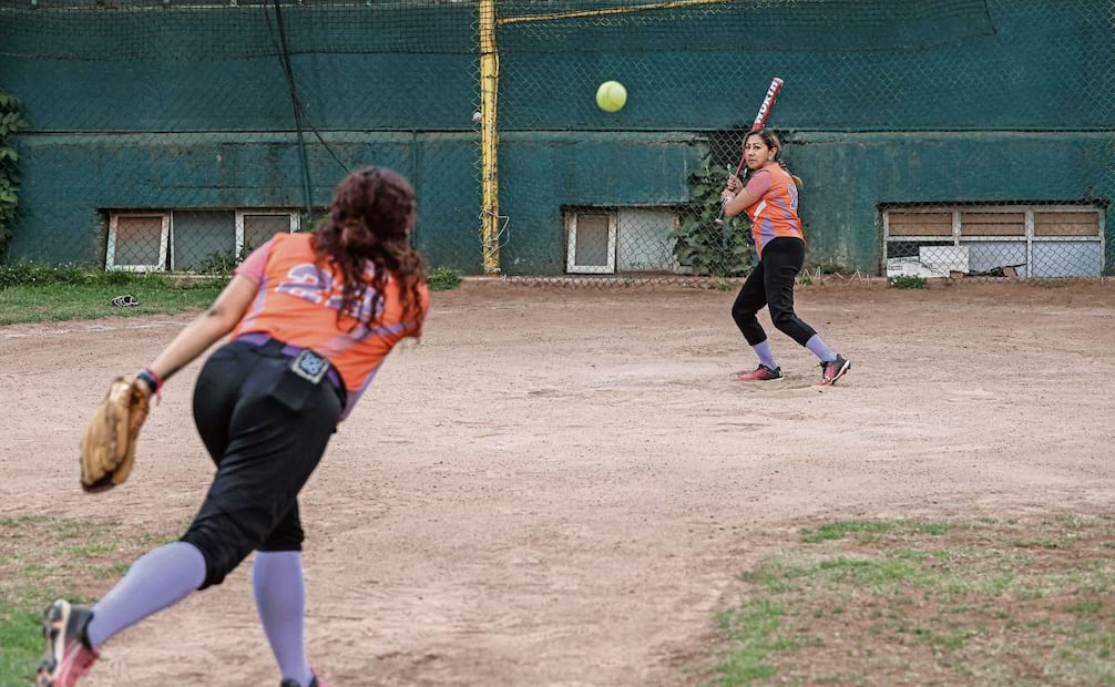 Elsa y Frida, madre e hija, juegan en el equipo Amazonas de la Liga Maya. Frida heredó la bola y el bate de su mamá y
ahora pasa la afición a su hijo Donat, de 12 años. Foto: Gabriel Pano/EL UNIVERSAL