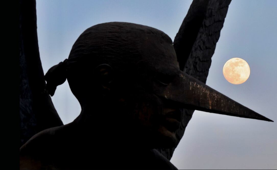 Imagen de la superluna fría con la escultura de El Vigilante, sobre la autopista México-Pachuca, en el municipio de Ecatepec, Edomex, el miércoles 3 de diciembre de 2025. Foto: Valente Rosas/EL UNIVERSAL