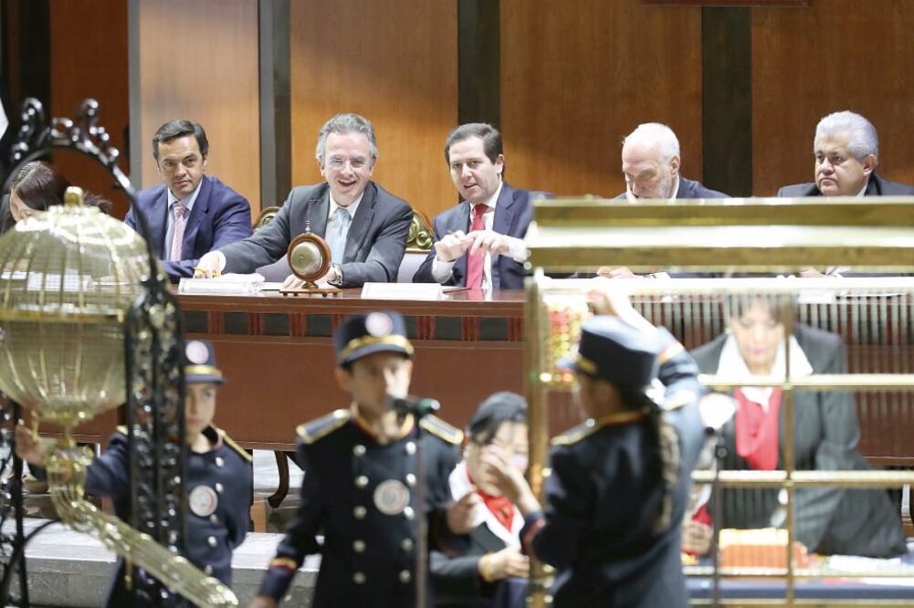 Miguel Ruiz Cabañas (centro), subsecretario para Asuntos Multilaterales y Derechos Humanos de la SRE, y Pedro Pablo Treviño (der.), director general de la Lotenal, atestiguaron el sorteo conmemorativo del 50 aniversario del Tratado de Tlatelolco (JUAN C.)