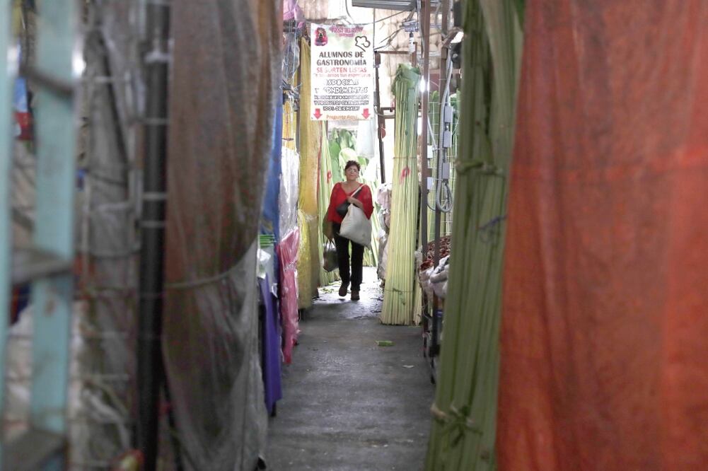 Algunos locatarios siguen afuera del mercado de La Merced, tras un incendio ocurrido hace cuatro años y medio en ese centro de comercio capitalino. (IVÁN STEPHENS. EL UNIVERSAL)
