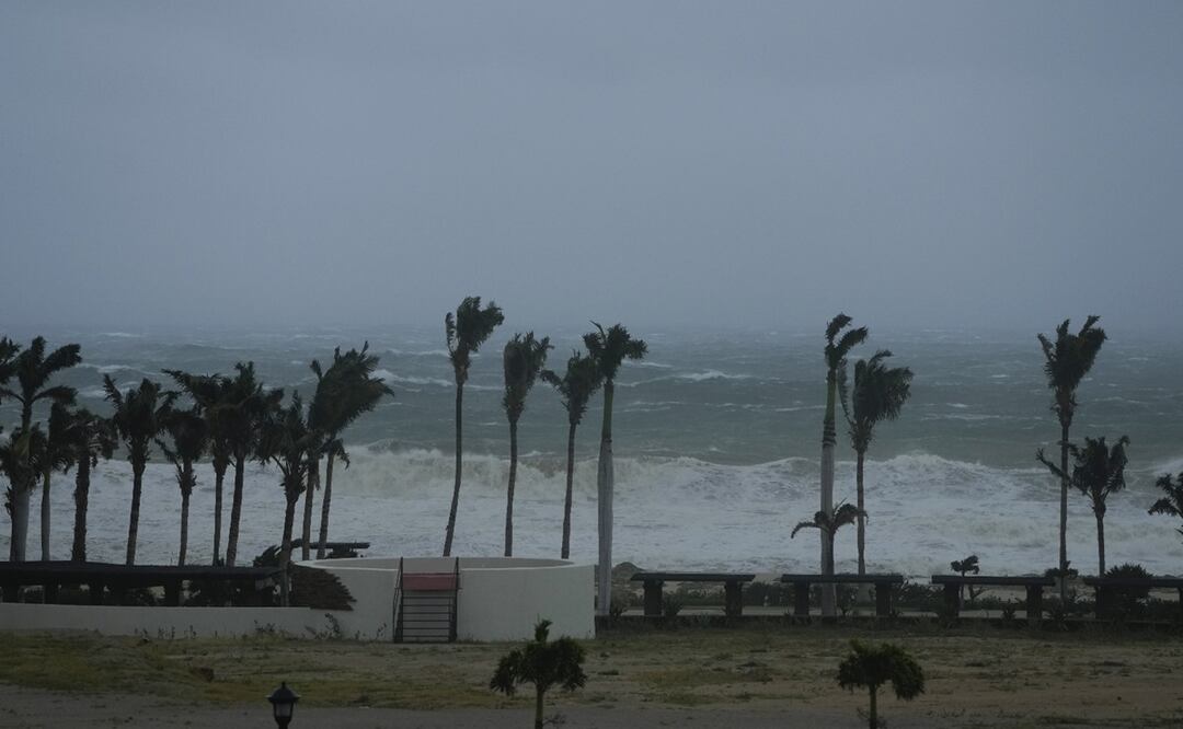El huracán Norma tocó tierra este sábado por la mañana en costas de Baja California Sur, con fuertes vientos y lluvias torrenciales sobre todo en el municipio de Los Cabos. Foto: AP
