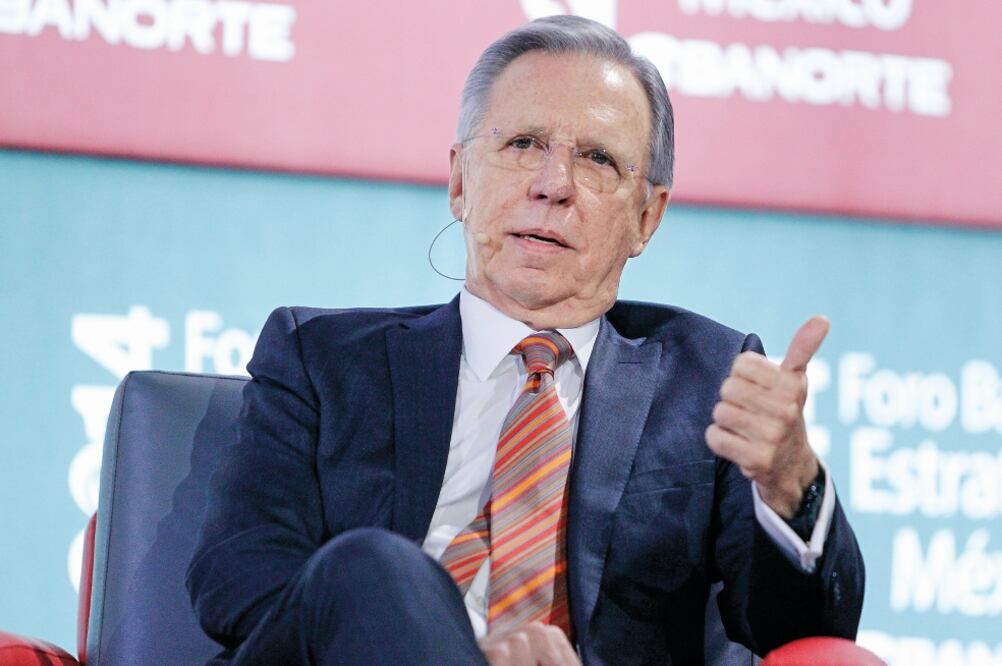 “Muchas gracias a todos ustedes, compañeros”, deseó El Teacher a sus colegas en Televisa (ARCHIVO EL UNIVERSAL)