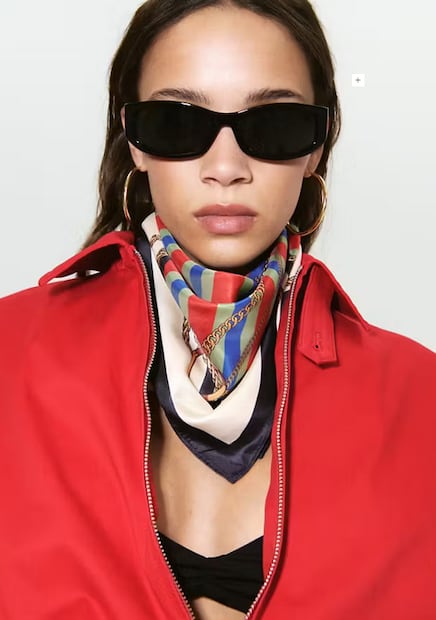 El pañuelo doblado en triángulo en el cuello es una manera fácil y rápida de sumarlo al outfit. Foto: Mango