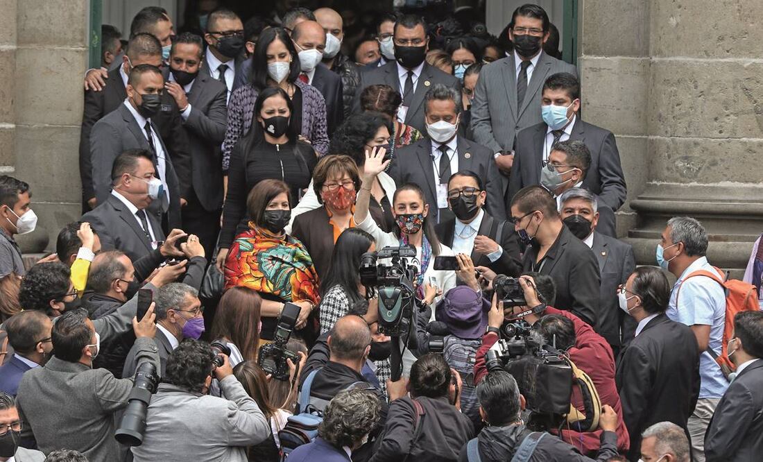 A su salida del Congreso capitalino, los invitados olvidaron la sana distancia para tomarse fotografías con la jefa de Gobierno, Claudia Sheinbaum Pardo. Foto: Carlos Mejía/ EL UNIVERSAL.