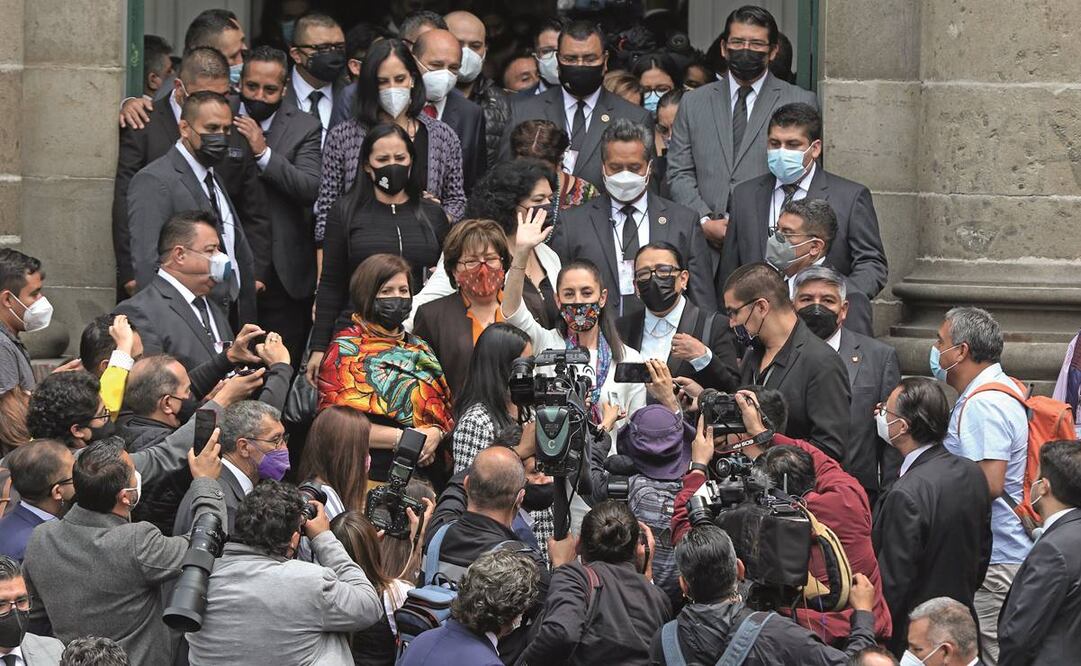 A su salida del Congreso capitalino, los invitados olvidaron la sana distancia para tomarse fotografías con la jefa de Gobierno, Claudia Sheinbaum Pardo. Foto: Carlos Mejía/ EL UNIVERSAL.