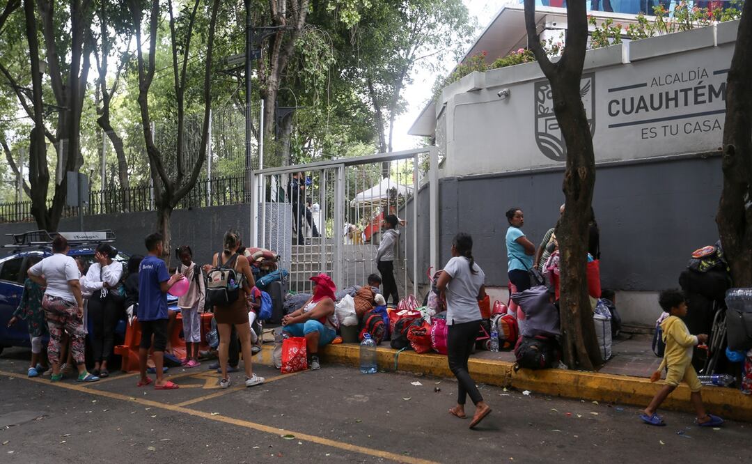 Parque Giordano Bruno y aspectos de migrantes fuera de una "Casa del migrante" cerca del lugar. Foto: Luis Camacho | El Universal