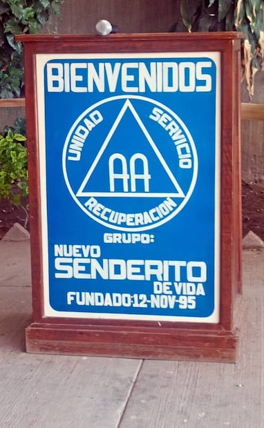 Existen grupos longevos de Alcohólicos Anónimos por todo el país, como lo muestra este letrero del grupo “Senderito”, desde 1995 en Guanajuato. Foto: Facebook.