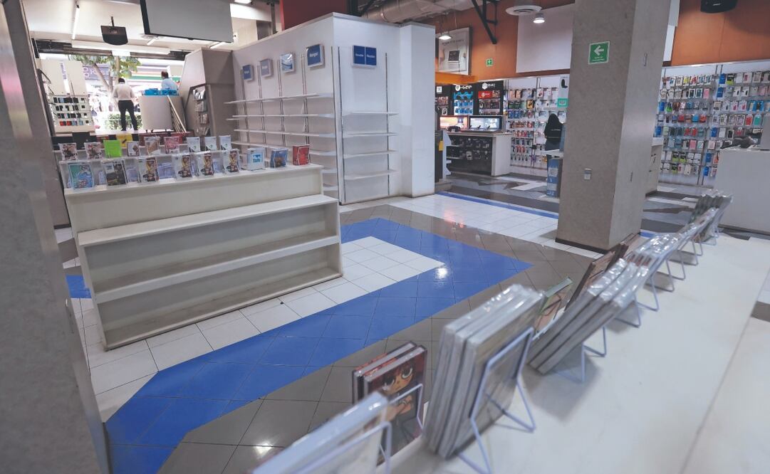 Los estantes vacíos contrastan con los recuerdos de sus mejores días, cuando miles llegaban a firmas de autógrafos y showcases. Foto: de Fernanda Rojas. El Universal