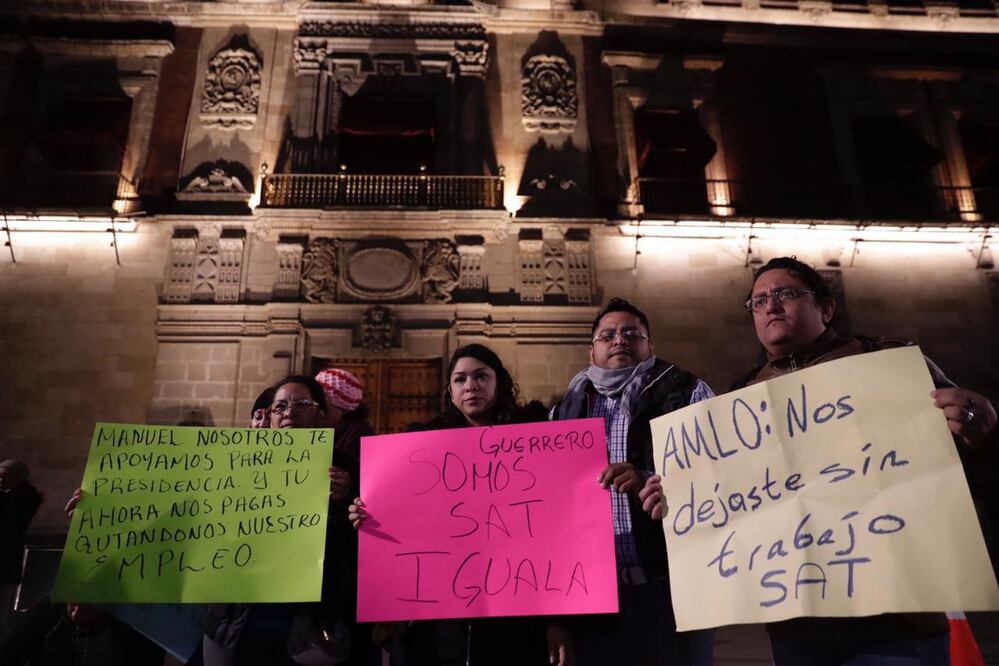Trabajadores despedidos del SAT se manifestaron afuera de Palacio Nacional. Foto: Iván Stephens / EL UNIVERSAL 