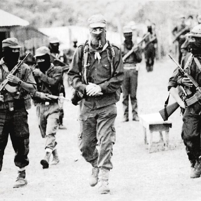Octubre, 1995. El subcomandante Marcos (centro) camina escoltado para llegar a la reunión entre los comandos del EZLN y la Conai. AP