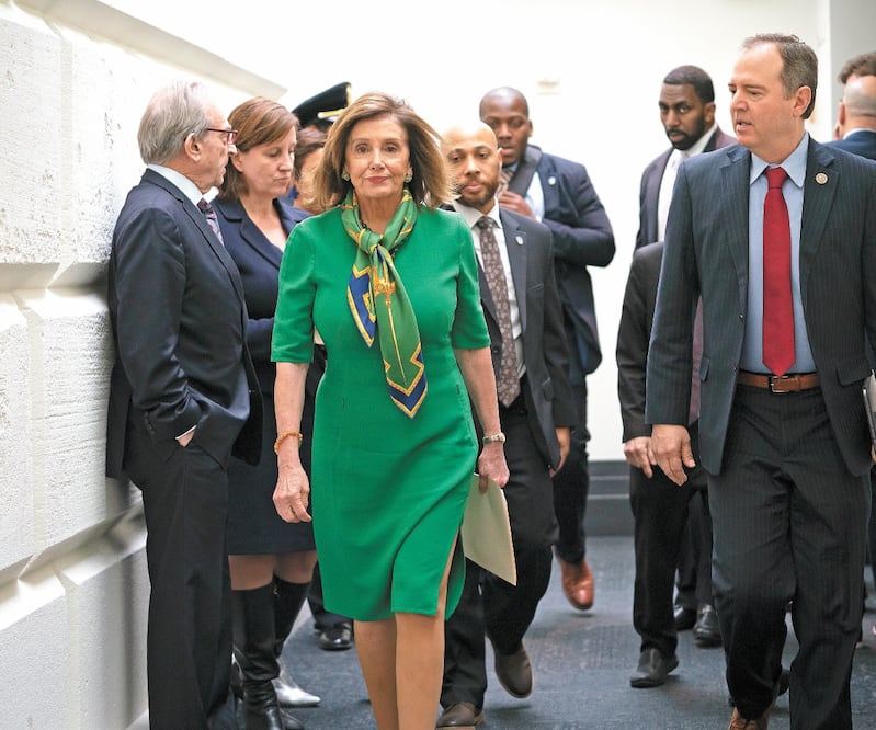 Nancy Pelosi, presidenta de la Cámara de Representantes, ayer con Adam Schiff, quien lideró la investigación contra el mandatario estadounidense, Donald Trump, en el Capitolio en Washington. Foto: J. SCOTT APPLEWHITE. AP