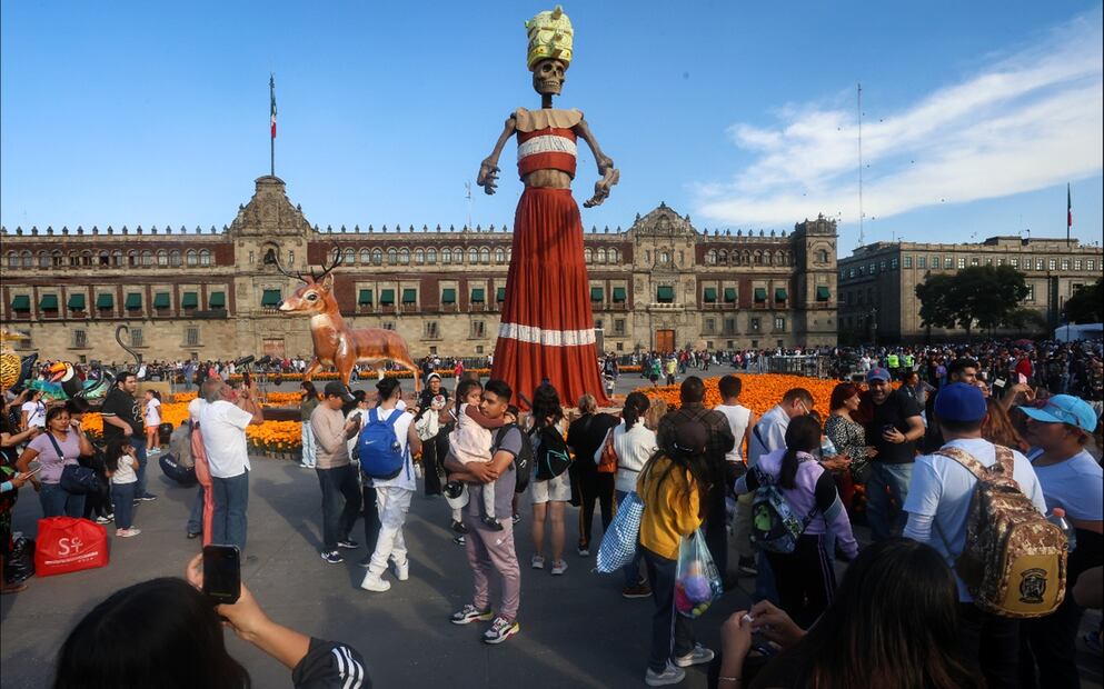 En la Megaofrenda se puede apreciar a la Reina Roja con Jade y Malaquita, símbolo de la eternidad; o a Cuerauáperi, quien ofrece las aguas del Lago de Pátzcuaro; o Ixmucané, que desde la tierra maya comparte la sabiduría y el fuego ancestral. Foto: Luis Camacho/EL UNIVERSAL