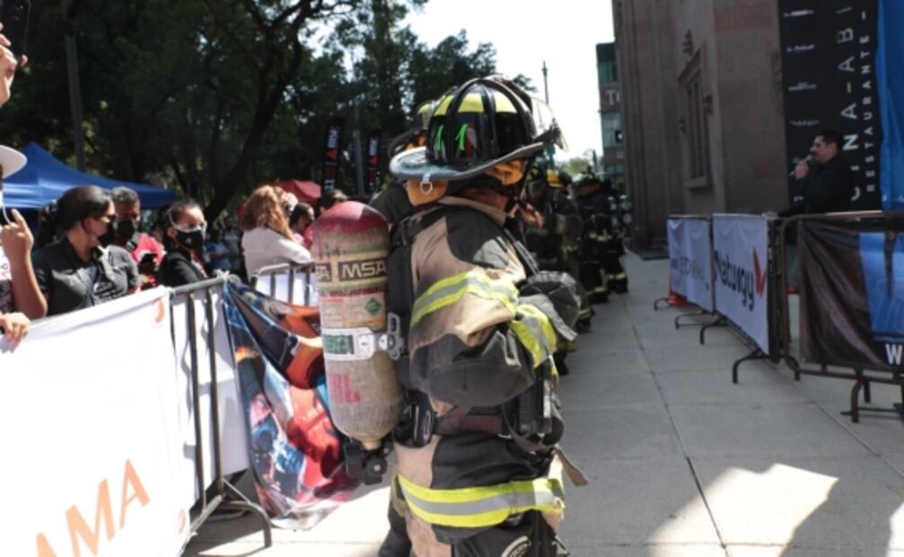 "En sus marcas, ¿listos?..." bomberos corren la Torre Reforma en carrera vertical