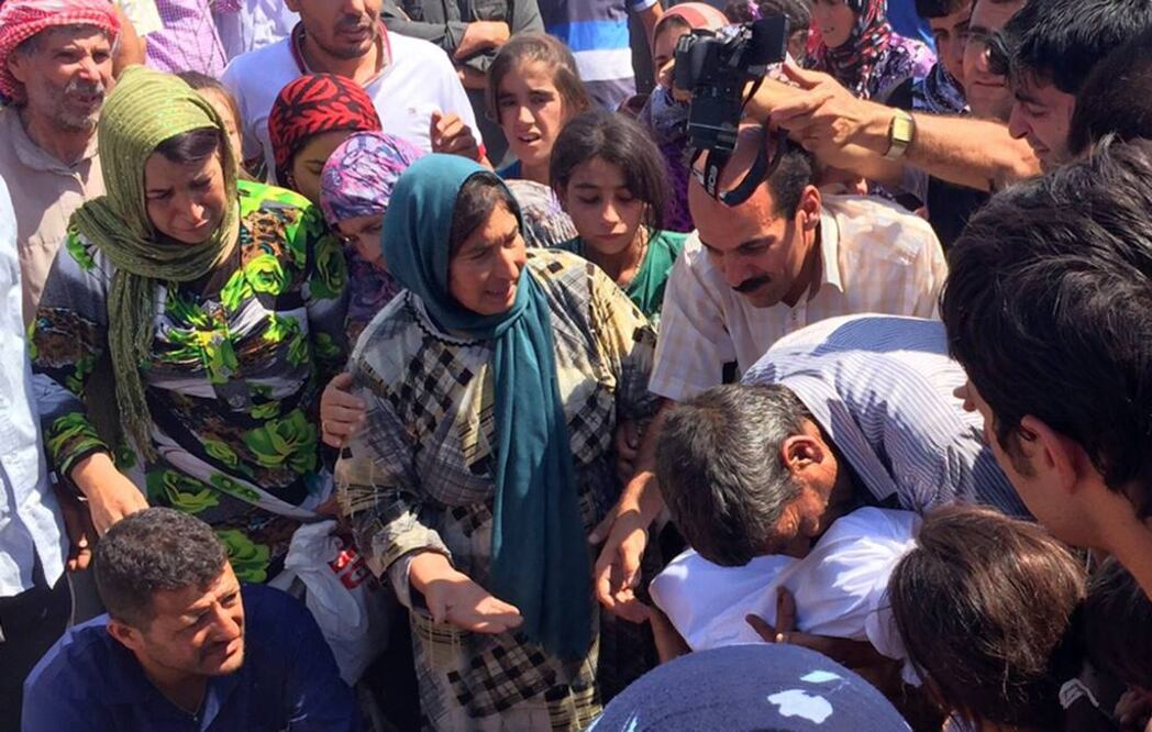 El cuerpo del niño sirio ahogado en las costas de Turquía, cuya imagen tendido en una playa turca sin vida causó una enorme indignación mundial, fue enterrado en la ciudad de Kobane junto a su hermana y su mamá. Foto: AP