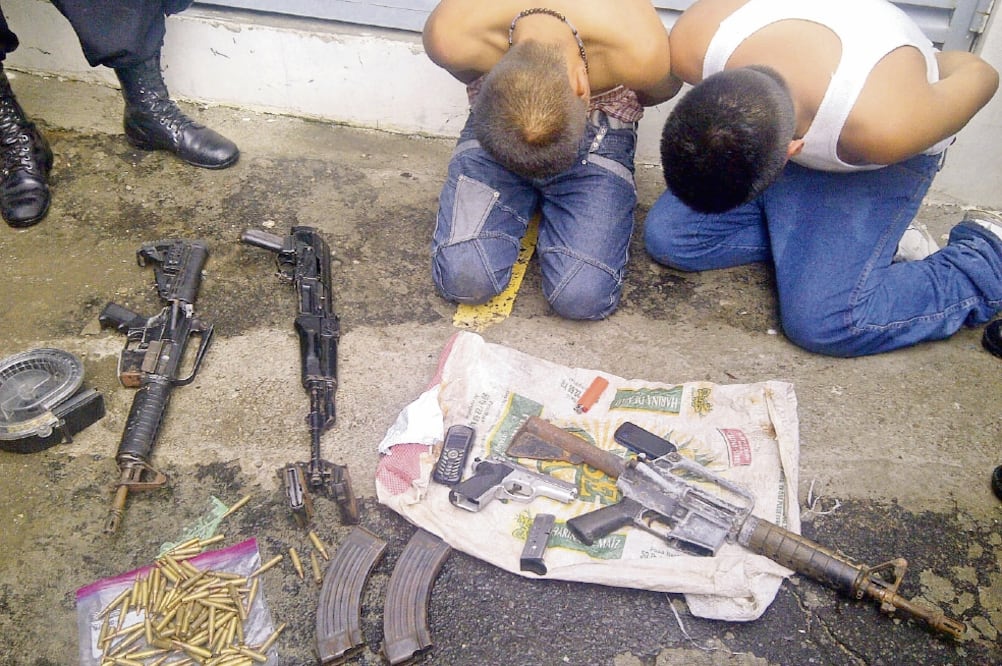 Dos guatemaltecos, de 16 y 17 años, fueron detenidos en septiembre pasado en la capital de Guatemala, con tres fusiles y una pistola en su poder (CORTESÍA DE LA POLICÍA DE GUATEMALA)
