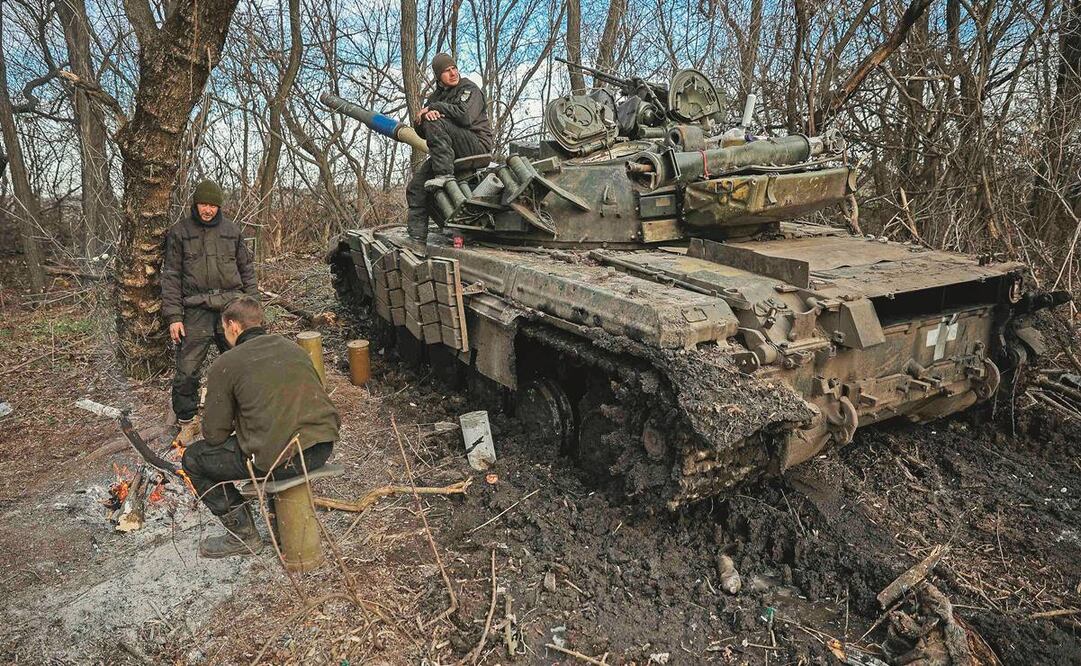 Los militares ucranianos, junto a su tanque en una posición cerca de Bakhmut, región de Donetsk.Anatolii Stepanov/AFP