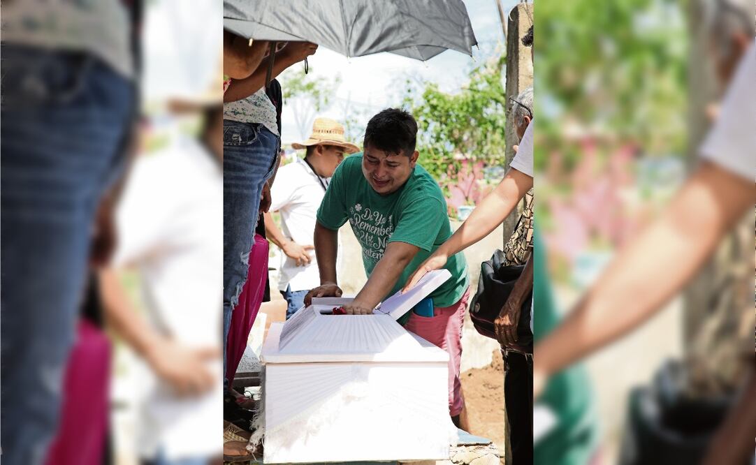 Josué, padre de Isaías, llora ante el féretro de su hijo. El día de la tragedia, quedó varado en un taxi. Foto: Valente Rosas | El Universal