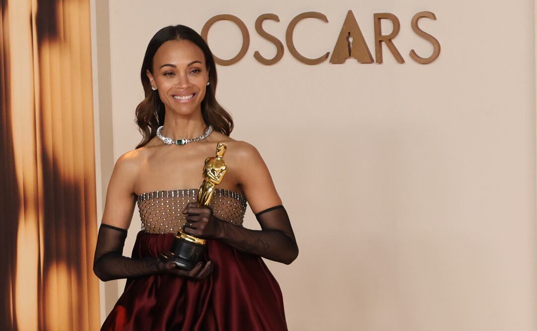 Zoe Saldaña posa con el Oscar a Mejor Actriz de Reparto por "Emilia Pérez". Foto: EFE.